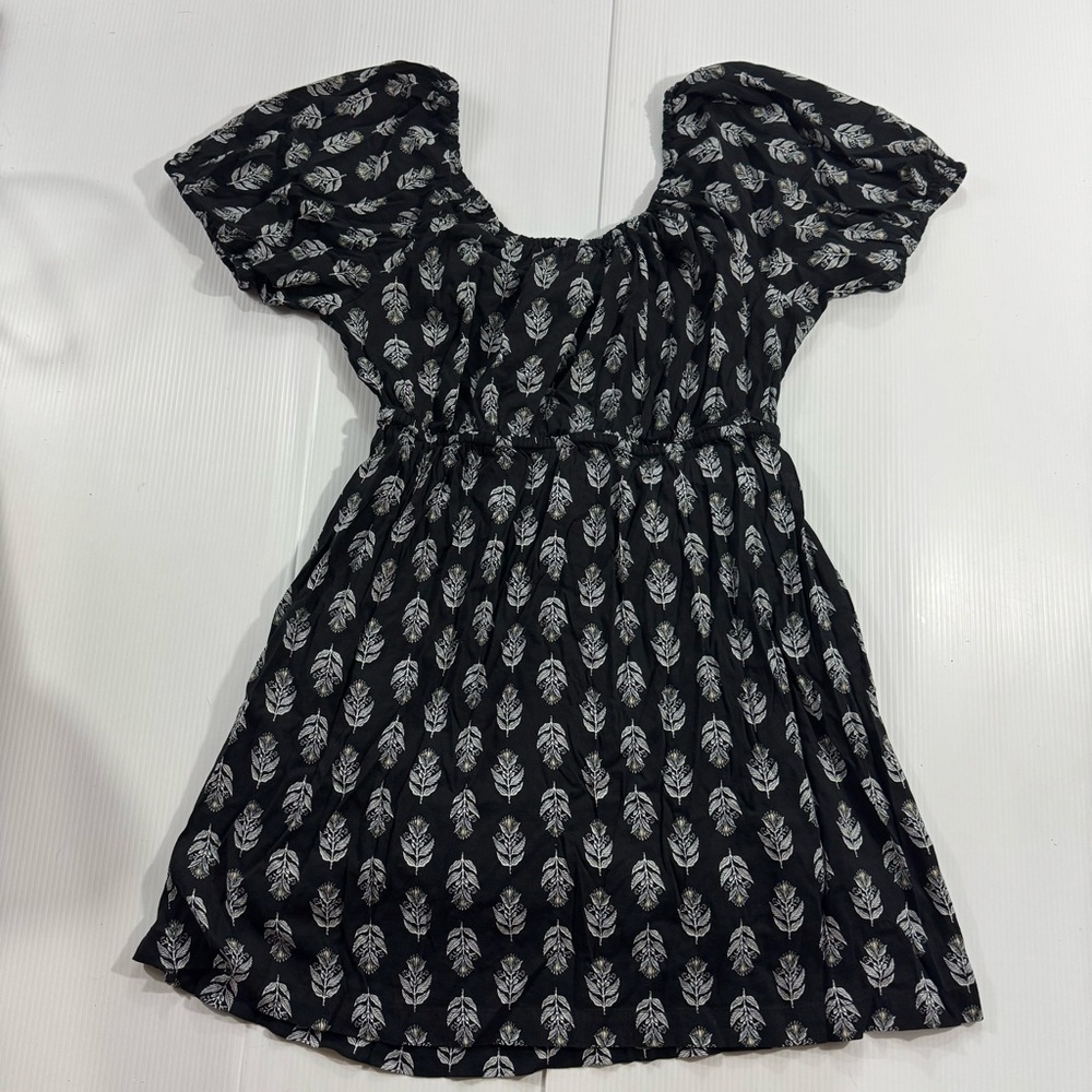 579. Women’s Old Navy Black and White Feather Print Dress (XL)